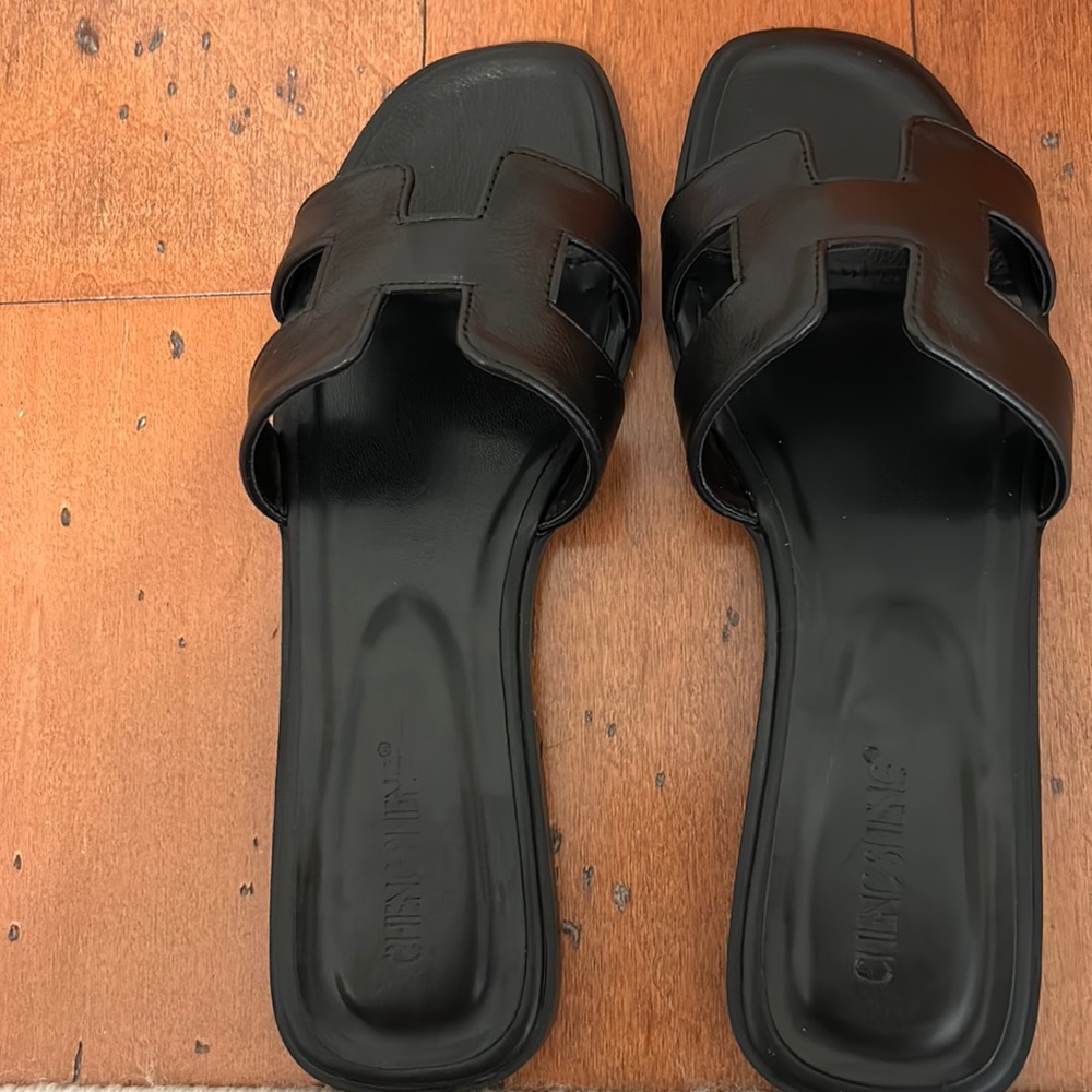 Black sandals, flats, square